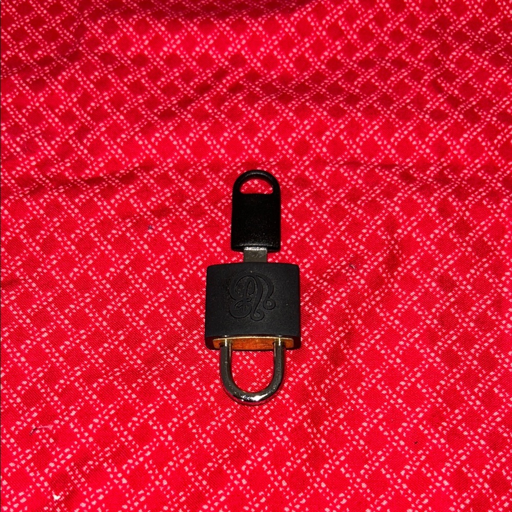 Vera Bradley Red Geometric Drawstring Bag with lock and key - Picture 2 of 8